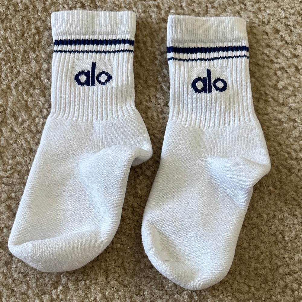 Alo Yoga Unisex Half Crew Throwback Socks, Small (5M-7M), White/Navy, EUC